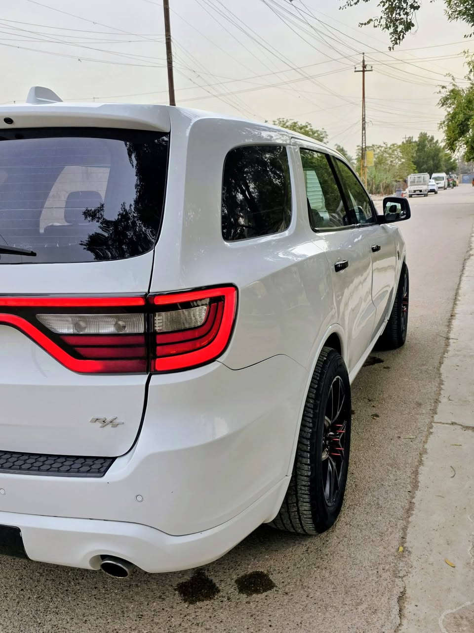 السلام عليكم دوج دورانكو
 RT MAX 

الموديل :16. (امريكي) 
المحرك : V8. 5700

(رقم سليمانيه ب اسمي تريد تحويل تريد وكاله) 
السنويه لل2030
 حادثها ويه الصور +بابين عكس السايق مصبوغات اثر شخوط والبنيد محدث 

المواصفات :
* رادار امامي مع مانع تصادم . 
* تحذير الخروج عن المسار. 
* تحذير النقطة العمياء . 
* حساسات امامية وخلفية. 
* شاحن هاتف لاسلكي (وايرلس).  
* مقاعد جلد. 
* مقاعد كهربائية مع ذاكرة لحفظ وضعيات الجلوس. 
* مقاعد تبريد وتدفئة. 
* تدفئة مقود القيادة. 
* مقود رياضي مع تحكم كهربائي. 
* مصابيح امامية زنون مع LED .
* كشافات ضباب LED . 
* نظام ملاحة (GPS) . 
* تشغيل عن بعد . 
* ويلSRTقياس 20 أنج 
* صندوق كهربائي . 
* بلوتوث تلفون .
* محدد سرعة . 
* كاميرا خلفية .
* كير ماوس .
* كشنات سياحي . 
*تو ويل اصل 
* اطفاء وتشغيل اوتماتيكي
*منضومه غاز ايطاليه تانكي ابو 100
السعر 185 وبيها مجال بيع او مراوس
السياره بيها بستم مكسور لا دخان ولا صوت بيها خربطه خفيفه ابيعها على وضعها 
مكاني بغداد ***********
