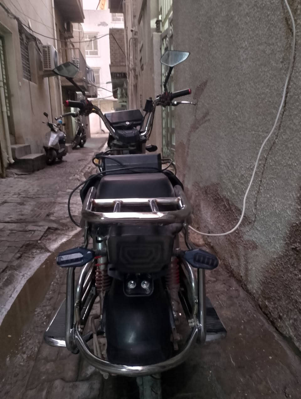 دراجه كهربائيه اخت الجديد من نوع هارلي 6بطاريات جديدات استعمال شهر واحد +بطاريه  للمراوس دراجه كلشي مابيهه وكدامكم شوفو النظافه (للمراوس)سرعه90 بيهه أربع نمرات سرعه عنواني بغداد الكاظميه ساحه الزهراء الرقم للاستفسار***********.
