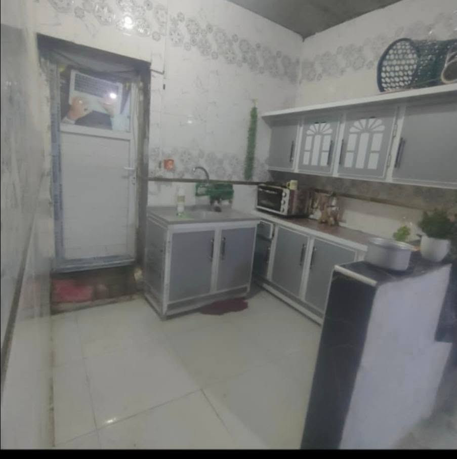 السلام عليكم بيت ركن للبيع الجه اليمنه سادس فرع من جهات ابو طالب المساحه ٩٦الطابق الأرضي يحتوي على غرفه وصاله جبيره ومطبخ وصحيات واستقبال وطارمه وطابق الثاني غرفه نوم وتشاريف الرقم ***********
