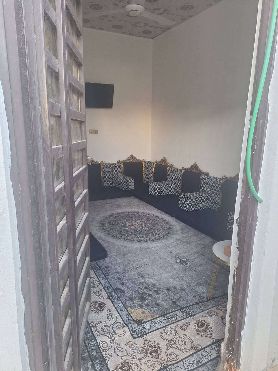 سلام عليكم بيت علة شارع الصب يم الجسر عمود110بجهت شارع الصب بيت جديد ونضيف مساحته 70اساس صب سكف صب بناء بلوك ستقبال ومطبخ وصالة اوغرفة شارع تبليط إنارة سعر30وبي مجال***********
