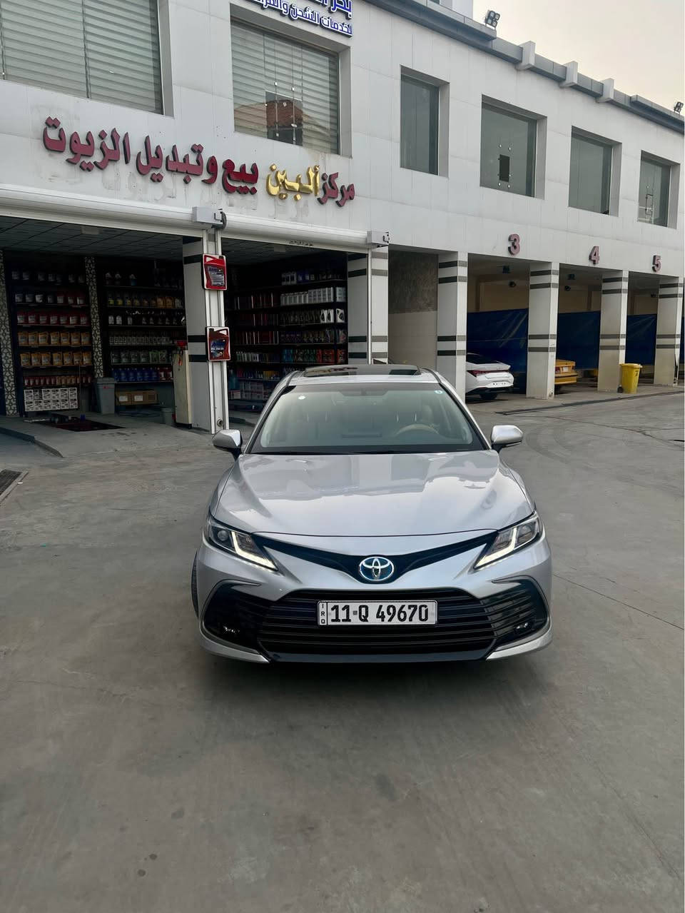 السلام عليكم للبيع فقط 
كامري 24 هايبرد مكينة 2500 وكاله عبد اللطيف 
رقم بغداد الدولي سيارة  مطلوبه للمصرف راعيها بالحله  
مواصفات الكامري المعروفة فئه ( GLE  ) فول للاخير 
ماشية 25 الف كيلو لون سلفر بعدها بريحة الوكاله كباتها دوسها ما مفتوحات مشتغلها اناره داخليه 
مكانها بصرة 
سعرها 183  بيها مجال حك الجيه 
للتواصل : *********** البصرة, العراق
