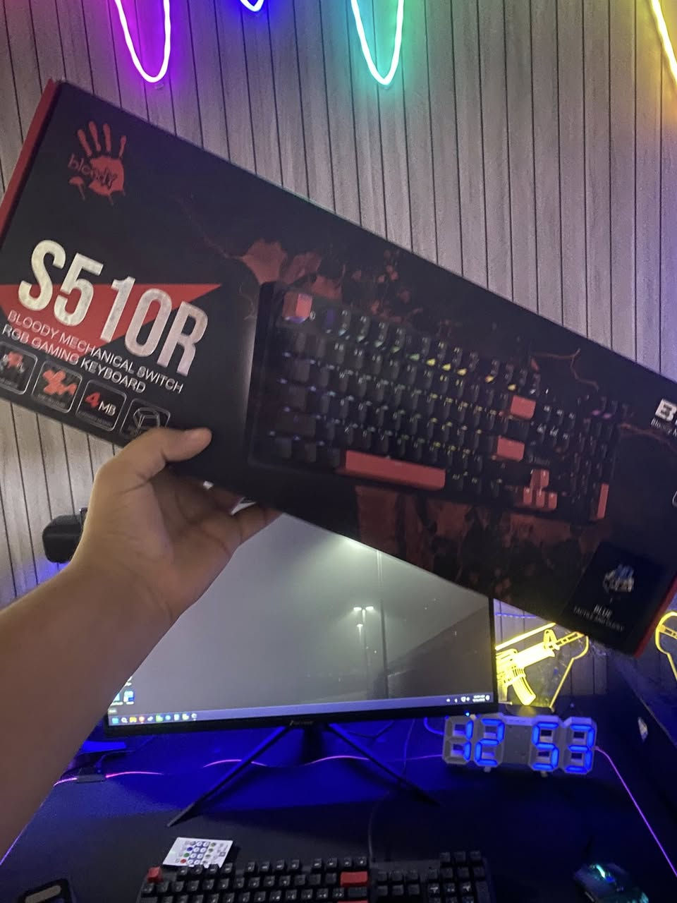 سلام عليكم كيبورد ميكانيكي بلو سوج بلودي s510r الكيبورد اخو الجديد ويا كارتونتة وغراضة كاملة بي قالعة مال كيكابس وازرار اضافية وبي 10 مودات RGB السعر 35 قفل قفل للاستفسار ***********
