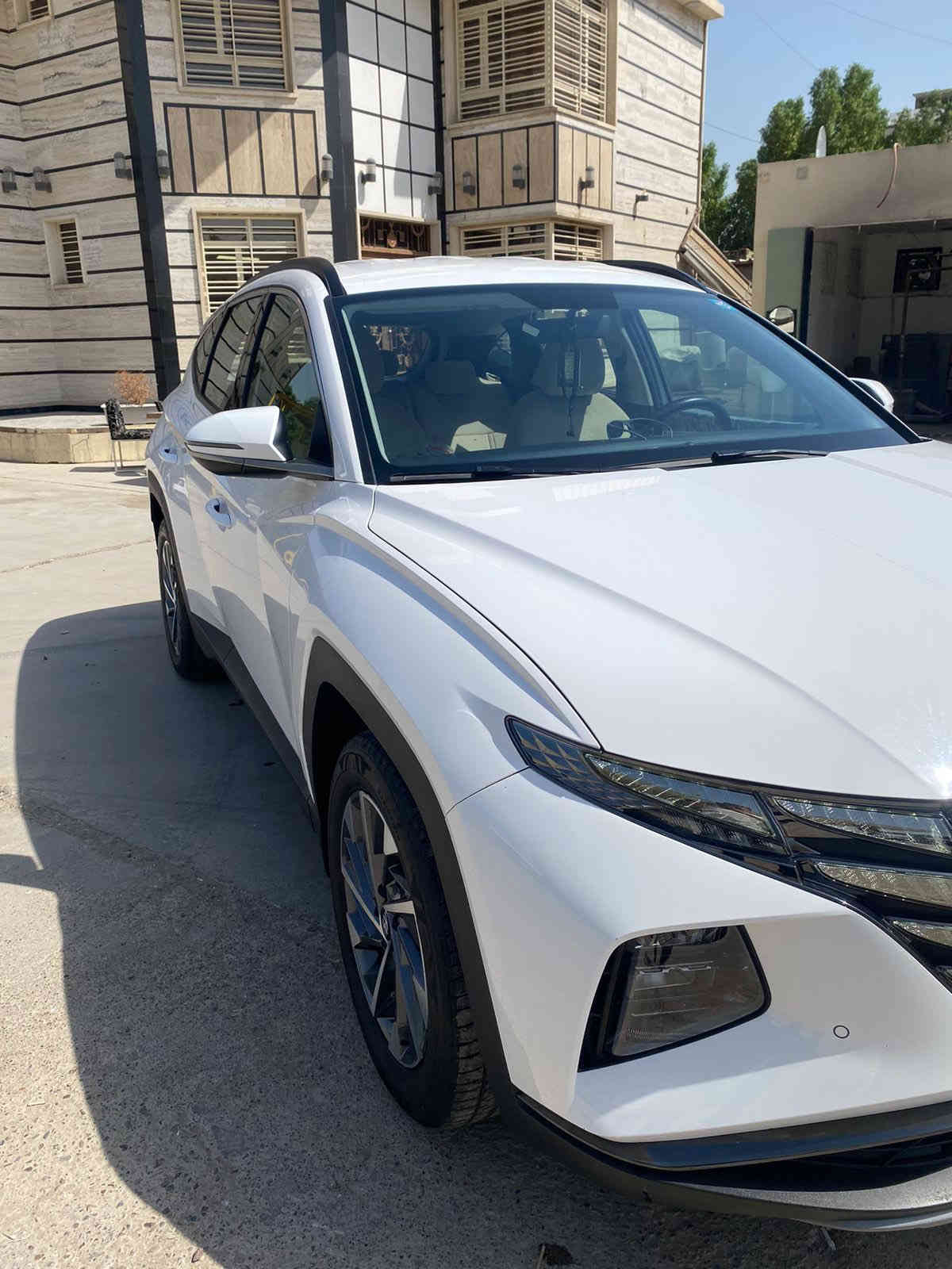 توسان 2024 خليجي ماشية 20 الف
فول مواصفات عدا بانوراما والجلد
ضمان الت ساك 5 سنوات حقيقي 
مرقم بغداد بإسمي مداور ثاني يوم شرط 

* مكينة 2.0  L دوش .
* بصمة وبصمة تشغيل وبصمة ابواب.
* تشغيل عن بعد .
* بردات خلفية بلادي .
* حساس أمامي خلفي.
* مري شفط اشاير بالمري .
* نظام ترحيب عند الإقتراب.
* ويل شكل الجديد حجم 18 .
* أريل نفكَيتر 
* كامرة خلفية دوارة 

* كراسي 2  كهرباء .
* شاشة أبل كار بلي. 
* ديشبول دجتال ٣ الوان .
* درايف موود ٣ مودات .
* أوتو هولد 
* هندبريك دكمة .
* نزول منحدرات .
* نقطة مشاهدة Camera  View تحكم
* مانع تزحلق .
* حساس بنسر مساعد اصطفاف 
* دركة خياط بلادي 
* تحكمات ستيرن كاملة 
* كروس سرعة 
* شاشة اعطال 
* حاكية وأوامر صوتية وبلوتوث 
* قطعتين تبريد .
* شحن لاسلكي 
* دواخل ملاينو بلاك 
* ابواب وديشبول تطعيم ألمنيوم 
* تجاوي كراسي عدد 5 
بيها شبر تكحيل خفيف بالباب الخلفي عكس السايق
الباقي كفالة السعر 227
مكان بغداد الغزالية ***********
