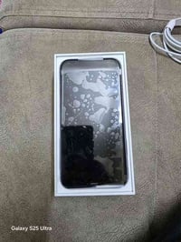 ايفون ١١ نظيف جدا جدا مكفول من كلشي لون بنفسجي شرق أوسط مع الكارتون اي...