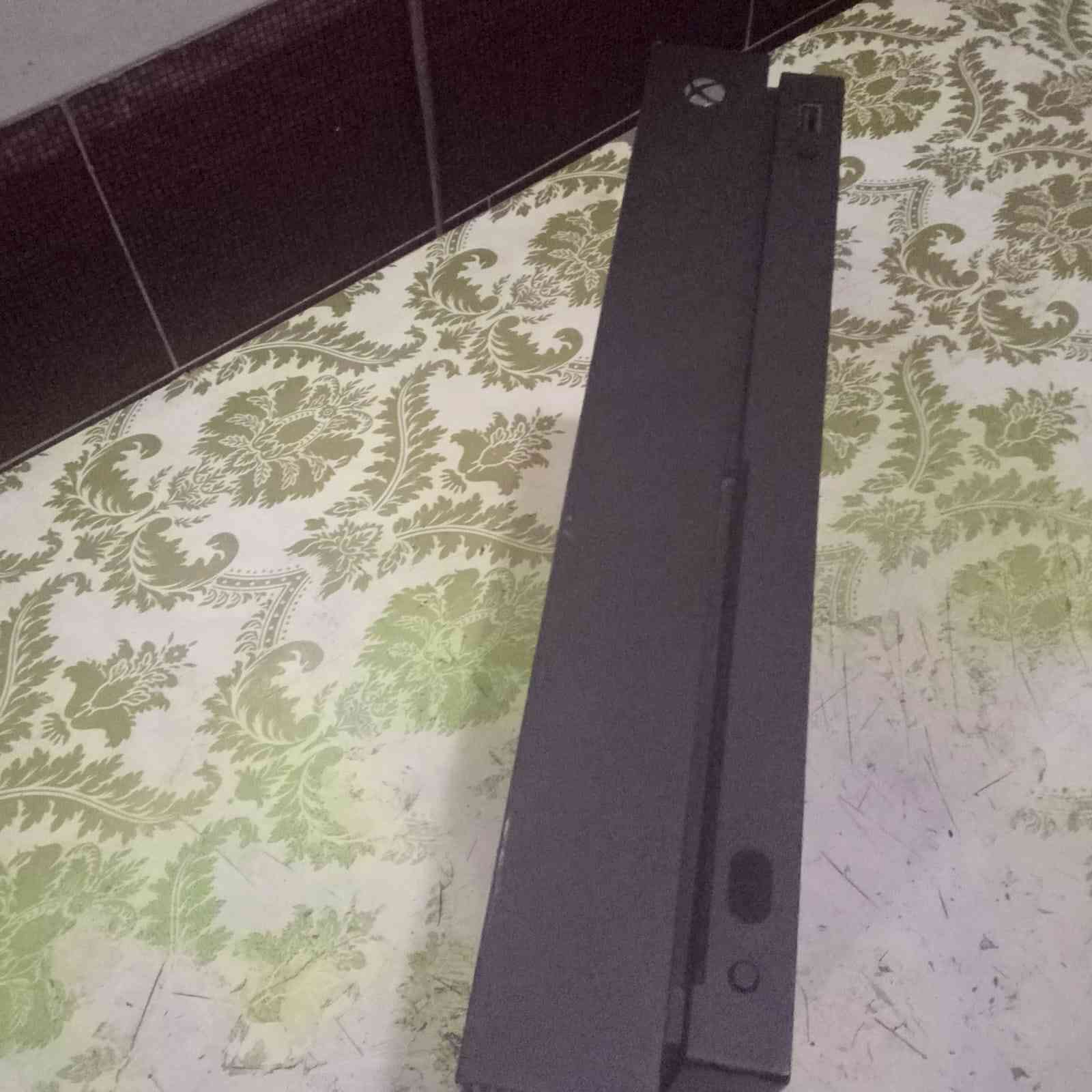 للبيع XBOX OEN X لوك مع جويستك سيريس اصليه مع حساب العاب ملحقاته كيبل HDMI 4K 60 للاعاب حقيقي و 120 FHD للمشاهده و كيبل طاقه اصلي سعر 265 وبي مجال راسلني ***********
