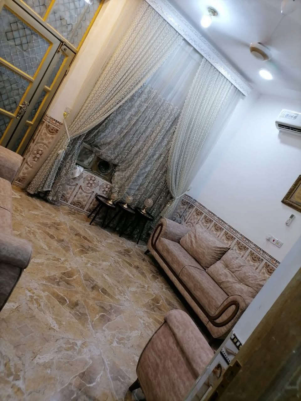اعلان يتوفر  بيت طابق واحد بناء حديث العنوان الرمادي الحوز قرب شارع 30 وجسر الحوز يتكون من استقبال مطبخ. صالة غرفة نوم مجموع حمامات مناور  كراج 
السعر450 وبي مجال
للتواصل ***********
