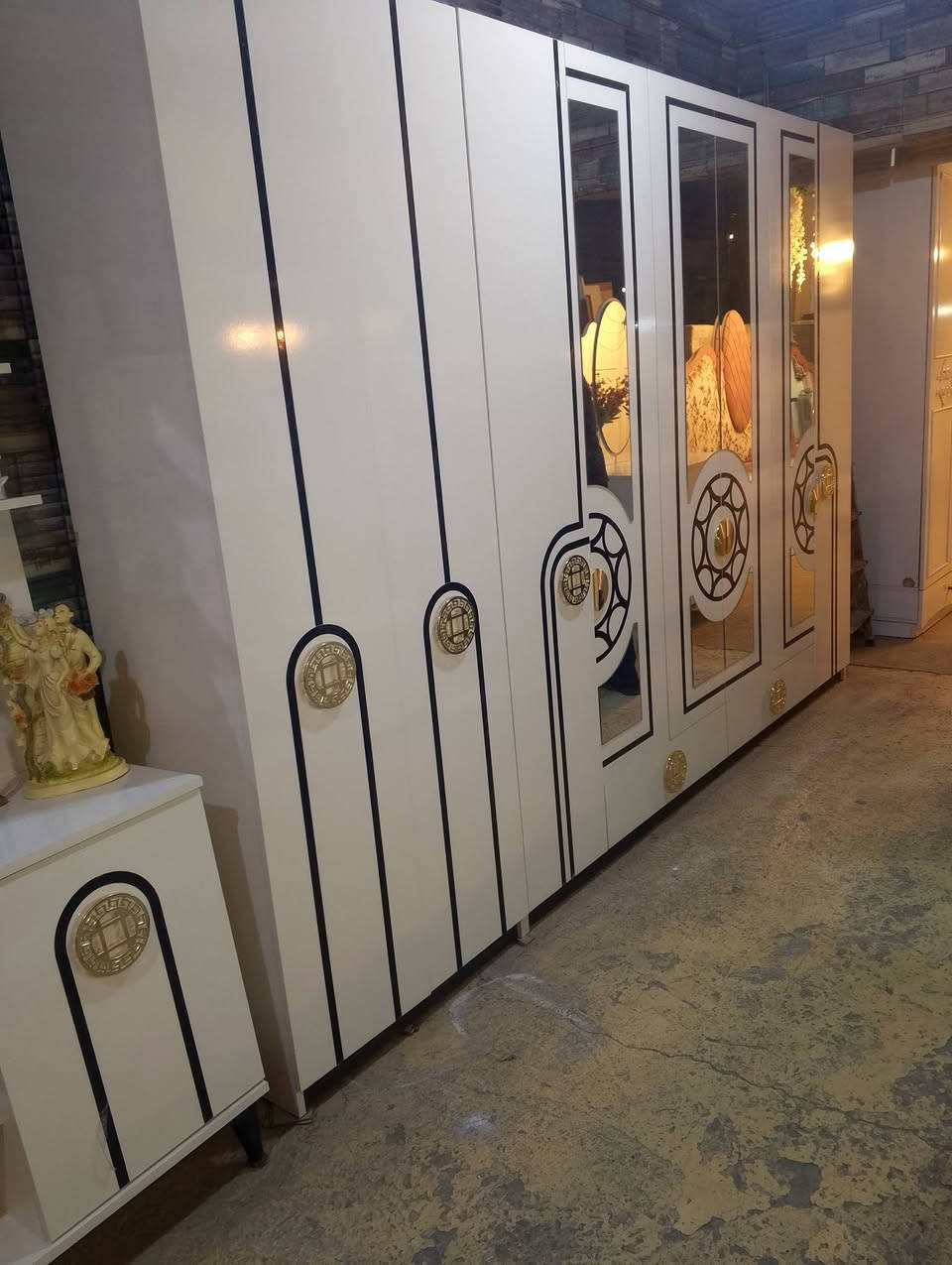 غرف نوم للبيع تركي اصلي كانتري السعر 700 مع الشد والنقل للاستفسار خاص او الاتصال على  ***********
