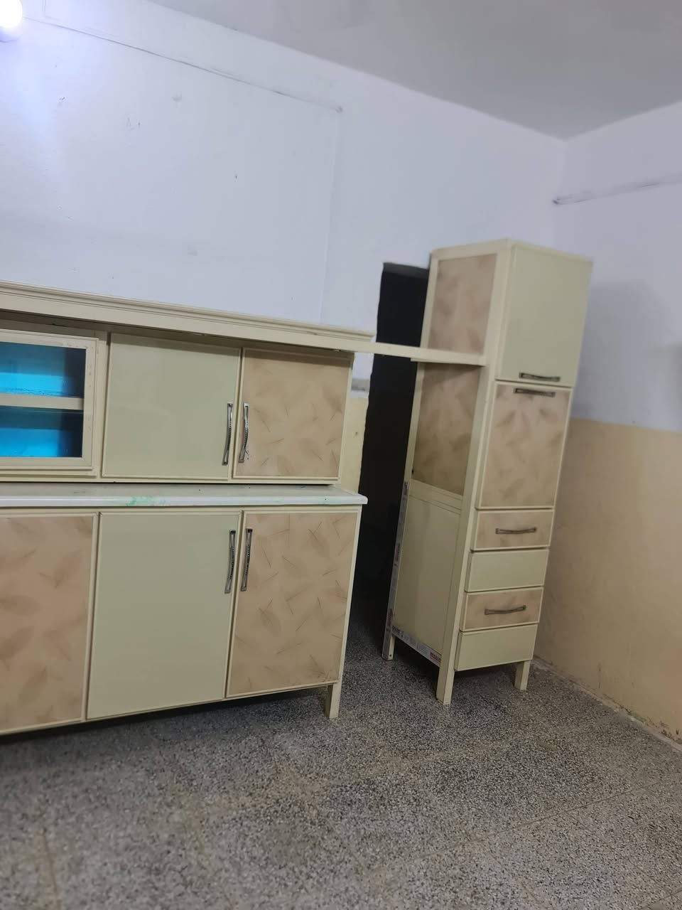 كاونتر 18متر مرمر نضيف 10 قطع كله المنيوم سعر خاص مكان بغداد الكماليه وعندي توصيل الكل محافظات رقم ***********
