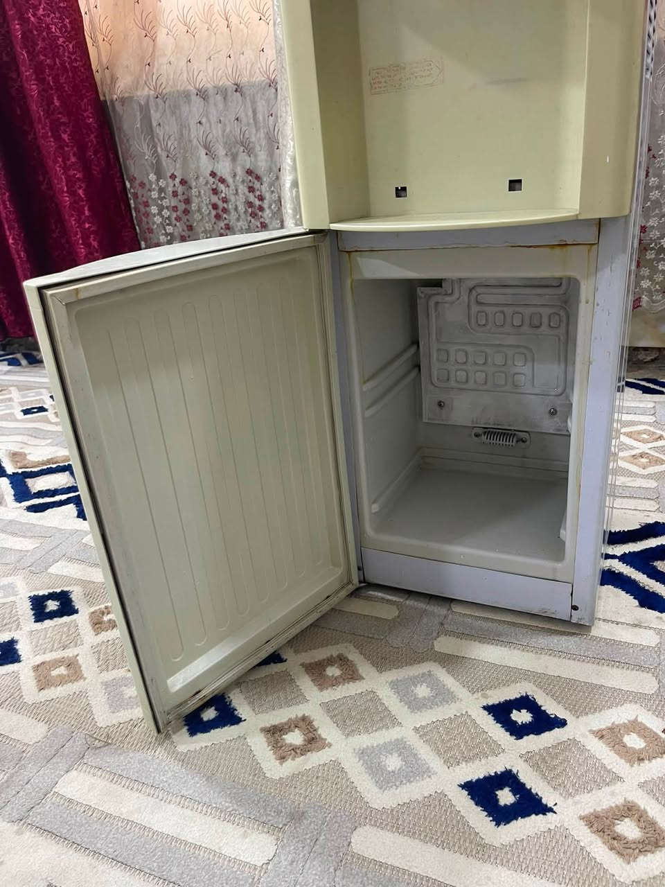 براد ماء نظيف
ماء حار
ماء بارد 
ثلاجه شرط تجميد
السعر 50 الف
***********
مكاني بغداد بلديات 
يوجد توصيل
