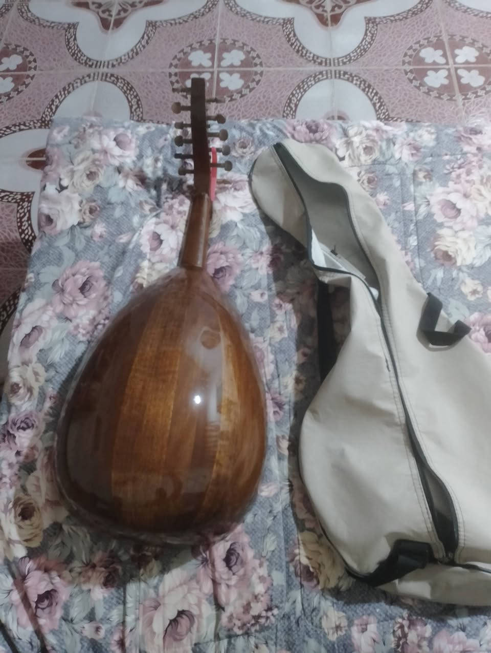 عود زرياب للبيع مع حقيبه وريشه كامل العنوان البصرة فقط لا يوجد توصيل العود جديد السعر 150 الف  الاتصال على رقم ***********
