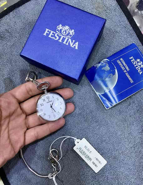 #FESTINA
#فيستينا اصلي كاملة المرفقات جديد غير مستخدم 

ستال ستيل

علبة دفتر ضمان زنجيال 

نافذه عرض التاريخ 

للحجز او الاستفسار خاص لطفا 

سعر البيع جدا طيب 

يوجد توصيل 

او واتساب ***********
