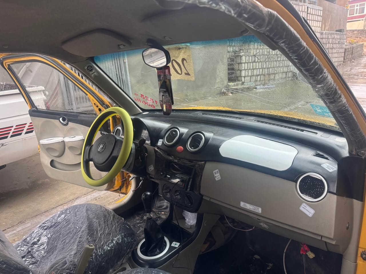 مینی  کوبەر ٢٠١٣
هەموگیانی بەشەرت 
گێرو مەکینەی بەشەرت 
ڕەقەم ئەسڵی بەس سەنەویەکەی ونبووە
ئەگەر موشتەری نیت سەرمان مەیەشێنە 
بەحلوج  ئەیفرؤشم 
***********
 بەس واتسئەپی لەسەرە 
سعری ٢٠ گەڵا مەعامەلە Singapore
