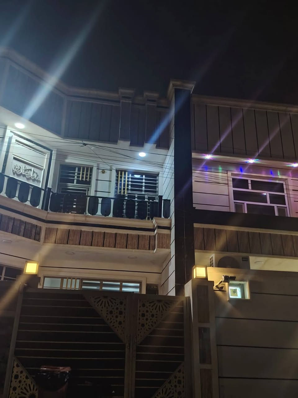 مشتمل طابقين بناء طابوق حديث ضلع منفصل وسقف منفصل للبيع المساحة ١٤٠م الوجه ١٠ ونزال ١٤ المكان فلوجة حي الأمين منطقة ال ١٦ شارعه ١٢م بصف الركن
محتويات الدار طابقين

الطابق الأول

1-غرفة نوم وحده وصاله ومطبخ وحمام وطرمه استقبال ومناور عدد واحد

الطابق الثاني

2- غرف نوم عدد ٣ وصالة وحمام وبيتونه طابق ثالث

للبيع السعر المطلوب بي ١٥٥ مليون وبي مجال للاستفسار الاتصال على الارقام التالية

*********** واتساب
***********
