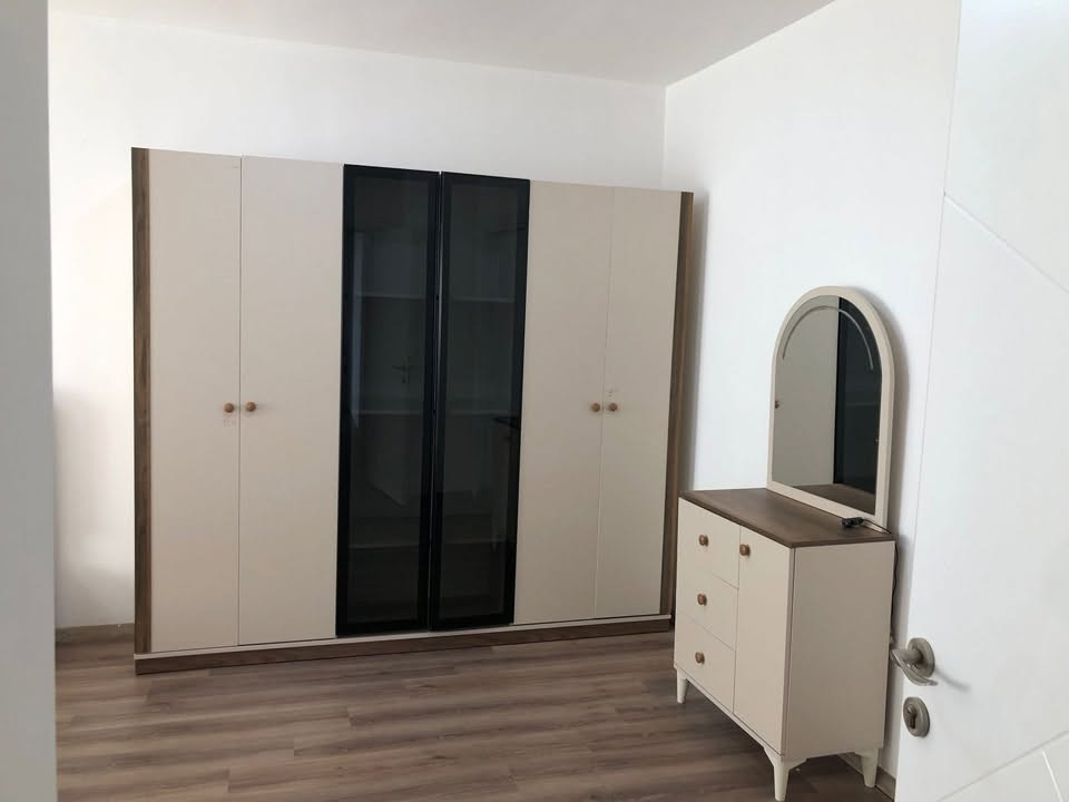🏡 شقة جديدة ومؤثثة للبيع في القرية الفرنسية الثانية – دهوك

فرصة مميزة لامتلاك شقة سكنية واسعة وجاهزة للسكن مباشرة في أحد أفضل المجمعات السكنية في مدينة دهوك.

📍 الموقع: القرية الفرنسية 2
🏢 البرج: تور رقم 6
⬆️ الطابق: 16
📐 المساحة: 166 متر مربع
🌆 الاتجاه: جنوبي، مع إطلالة جميلة ومفتوحة على مدينة دهوك

تفاصيل الشقة:
🛏️ 3 غرف نوم، إحداها ماستر سويت
🛁 حمامان
🛋️ صالة واسعة
🍽️ مطبخ
📦 غرفة مخزن مستقلة
🌿 بلكونة كبيرة بإطلالة على المدينة
🚗 موقف سيارة مخصص تحت البناية

الشقة جديدة، مؤثثة بالكامل وغير مستعملة، وتباع مع الأثاث، وهي جاهزة للسكن مباشرة.

💰 السعر الإجمالي:73,000 دولار وبيها مجال.

تفاصيل الدفع:
▪️ 63,000 دولار نقداً
▪️ 10,000 دولار أقساط متبقية مع الشركة.

يتميز مشروع القرية الفرنسية الثانية بجودة البناء والموقع والخدمات المتكاملة، ويوفر للسكان:
 🕌 مسجد
🌳 حدائق ومساحات خضراء
🛝 مناطق ألعاب للأطفال
 👦 روضة اطفال
🛒 أسواق وخدمات متكاملة في المجمع
☕ مطاعم ومقاهي
🏋️ نادٍ رياضي
🔐 بيئة سكنية راقية وآمنة

تتميز القرية الفرنسية الثانية ايضا بوجود (مجمع طبي، صيدلية، مخبز، Lundary, وخدمات اخرى كثيرة)

الشقة مناسبة جداً للعائلات، كما تُعد خياراً جيداً للسكن أو الاستثمار، بفضل مساحتها الواسعة، طابقها المرتفع، إطلالتها الجنوبية المميزة، وأثاثها الجديد.

📞 للاستفسار يرجى التواصل على الرقم: 
***********
الرجاء التواصل للجادين بالشراء فقط.
