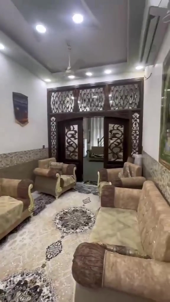 دار للبيع مس  ١١٠ متر  بملحق الفارس  طابقين بناء حديث سنة ٢٠٢١،. يتكون الطابق الأول من استقبال وصاله مفتوح، الاستقبال بباب وسطي. وغرفه ومطبخ. والطابق العلوي يحتوي على غرفتين وملحقاتهن. موقعه في ملحق الفارس للبيع مع الأثاث، الشارع العام الرئيسي خلفه مباشرة. سعره بلا اسكان 132 مطلوب اسكان 28 تسديد شهري 200 
الاستفسار الاتصال/***********
