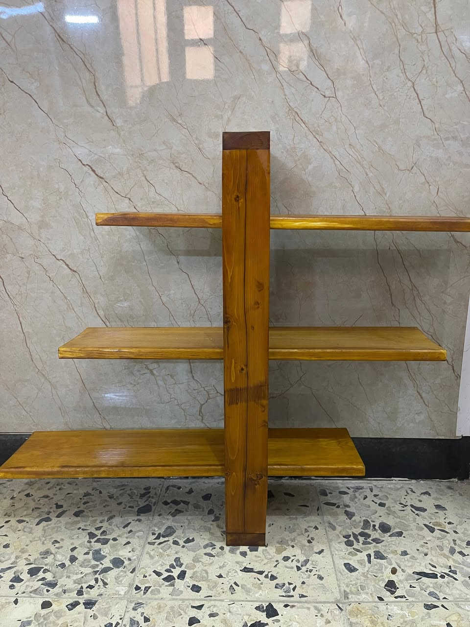 اسعد الله اوقاتكم بكل خير  
رف ديكور خشب مخفي 
الرفوف متحركة 
سهلة التركيب والتثبيت 
طول كل رف 60سنتم والعمق 14 سنتم 
الارتفاع 60سنتم
للطلب والاستفسار واتساب ***********
