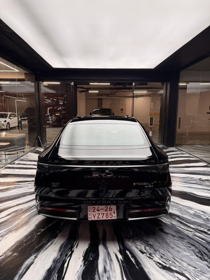 سلام عليكم ورحمة الله / ***********
BYD Seal 7 سيل ٧ فول مواصفات بريميوم
المحرك : هايبرد بنزين 1.5T + كهرباء DM-i 
علية ضمان لمدة 6 سنوات او 150 الف كيلو 
نوع البطارية :  Blade Battery 
علية ضمان 8 سنوات او 200 الف 

المواصفات :  TYPE 20 
شاشة بحجم 15.6 انج قلابة
نظام ذكي + اوامر صوتية
Apple car play / Android Auto
شاحن لاسلكي 50W واط
عدادات دجتال
كشنات جلد عنابي وابيض 
تدفئة وتبريد بالكشنات الامامية
فتحة سقف بانوراما 
نظام صوتي فاخر Dynaudio 
عدد الايرباكات 13 ايرباك
رادار امامي خلفي
كاميرات 360 درجة
مثبت سرعة تفاعلي ( قيادة شبة ذاتية )
نظام النقطة العمياء
فرملة طوارئ
ابواب بدون اطار
تشغيل بصمة + ريموت ذكي
السيارة خليجي وليست تجميع صيني
ماشية 5000 كيلو متر مرقمة وكاملة 
السعر : 38 و 500 الف مليون دينار

