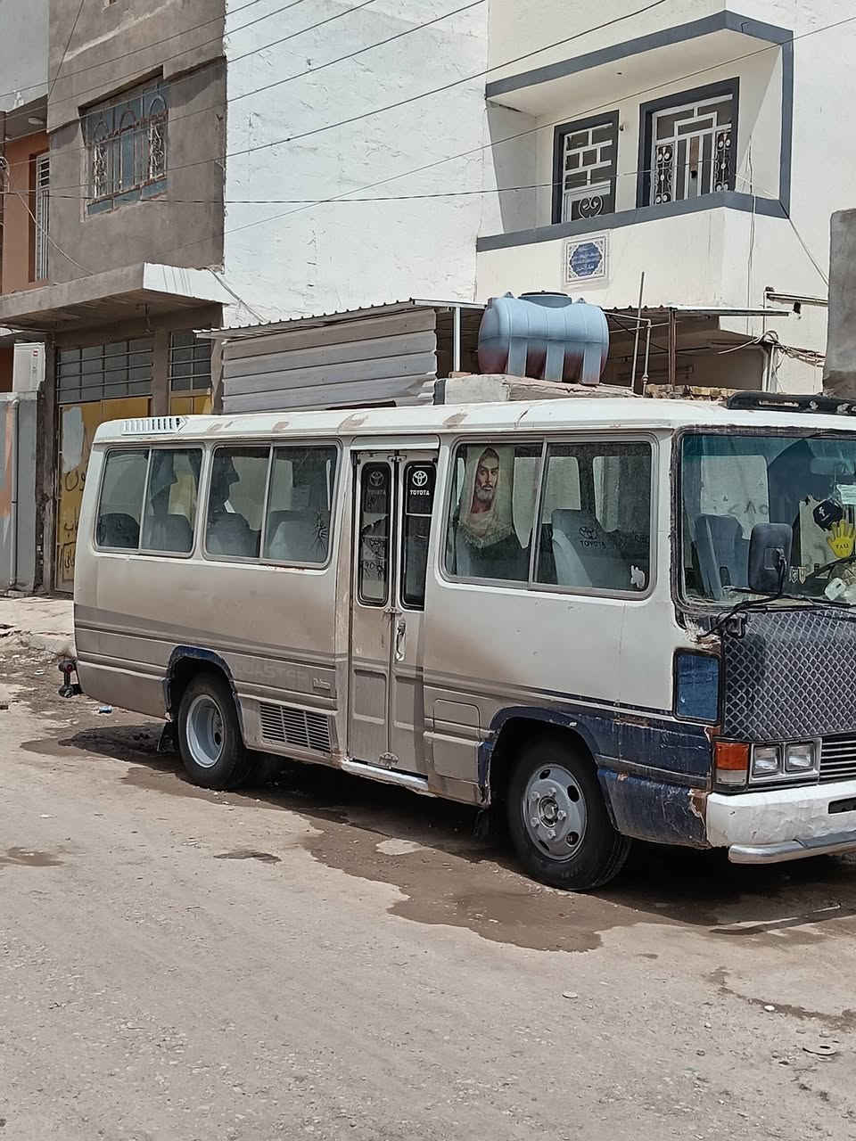 السلام عليكم كوستر عريضه للبيع  موديل 1991 دسك وبور مكينه كاز 3000كير واكسن جديد رقم الماني سنويه عضم عاج ليهسه ماصاقطه السنويه بئسمي السياره  تايرات جوبلس الكدام للئستفسار الرقم ***********
