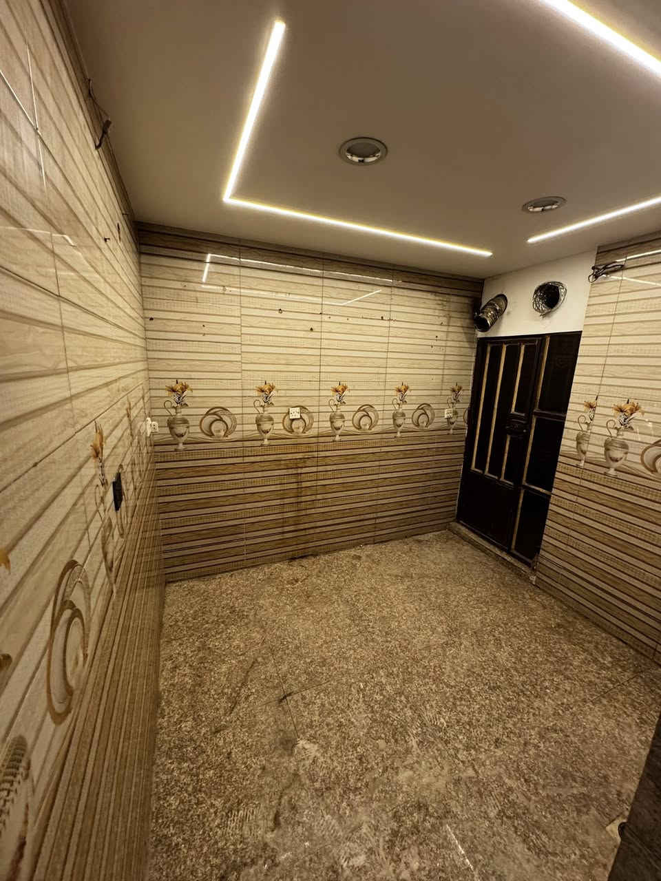 الايجار بيت ١٠٠ متر  في السيدية ٣ نوم سعر مليون خلف شارع مركز موقع ***********
