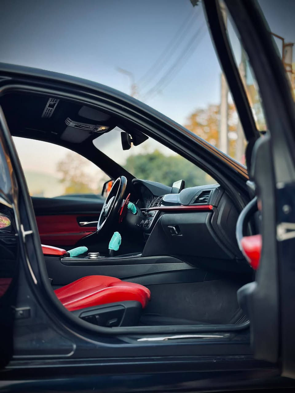 الموديل: BMW 320i موديل 2014.

 الحالة: فابريكا بالكامل من الداخل، ورشة خارجي (ما عدا السقف) للتجميل فقط (بحالة ممتازة).

 العداد: 245,000 كم (صيانة دورية).

 الرخصة: سارية لمدة سنة.

 المرور: مرور السلام.

✨ مميزات الـ 320i:
 تصميم رياضي خالد يخطف الأنظار.
 نظام دفع يمنحك ثقة وأداء ألماني لا يضاهى.
 حالة صاج وميكانيكا تعكس الاهتمام بالسيارة.

السعر لي سرعه البيع 

للتواصل او الاستفسارات علي رقم :٠١١٢٠١٧٥٢٤٨ القاهرة, مصر


**إذا كنت صاحب هذا الإعلان وتريد حذفه لأي سبب، رجاءا أرسل رسالة إلى الدعم الفني**