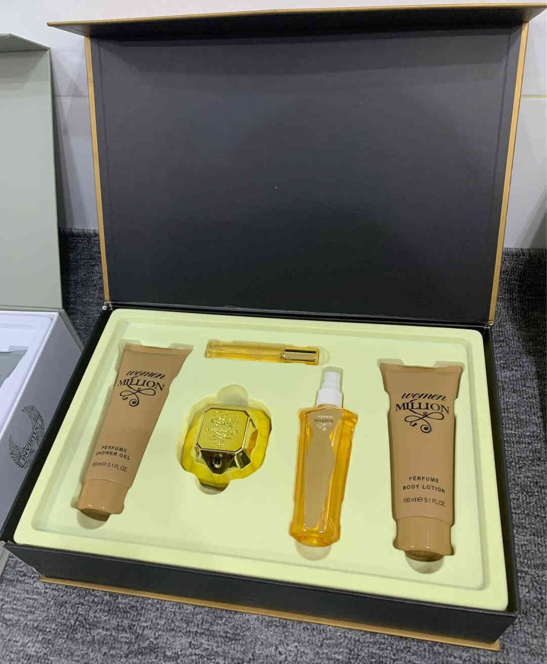 تاخمی بۆن پێکهاتووە لەبۆن وکرێم نرخی ١٥٠٠٠& سيت عطور مع كريم سعر ١٥٠٠٠ الف للحجز *********** أربيل, العراق
