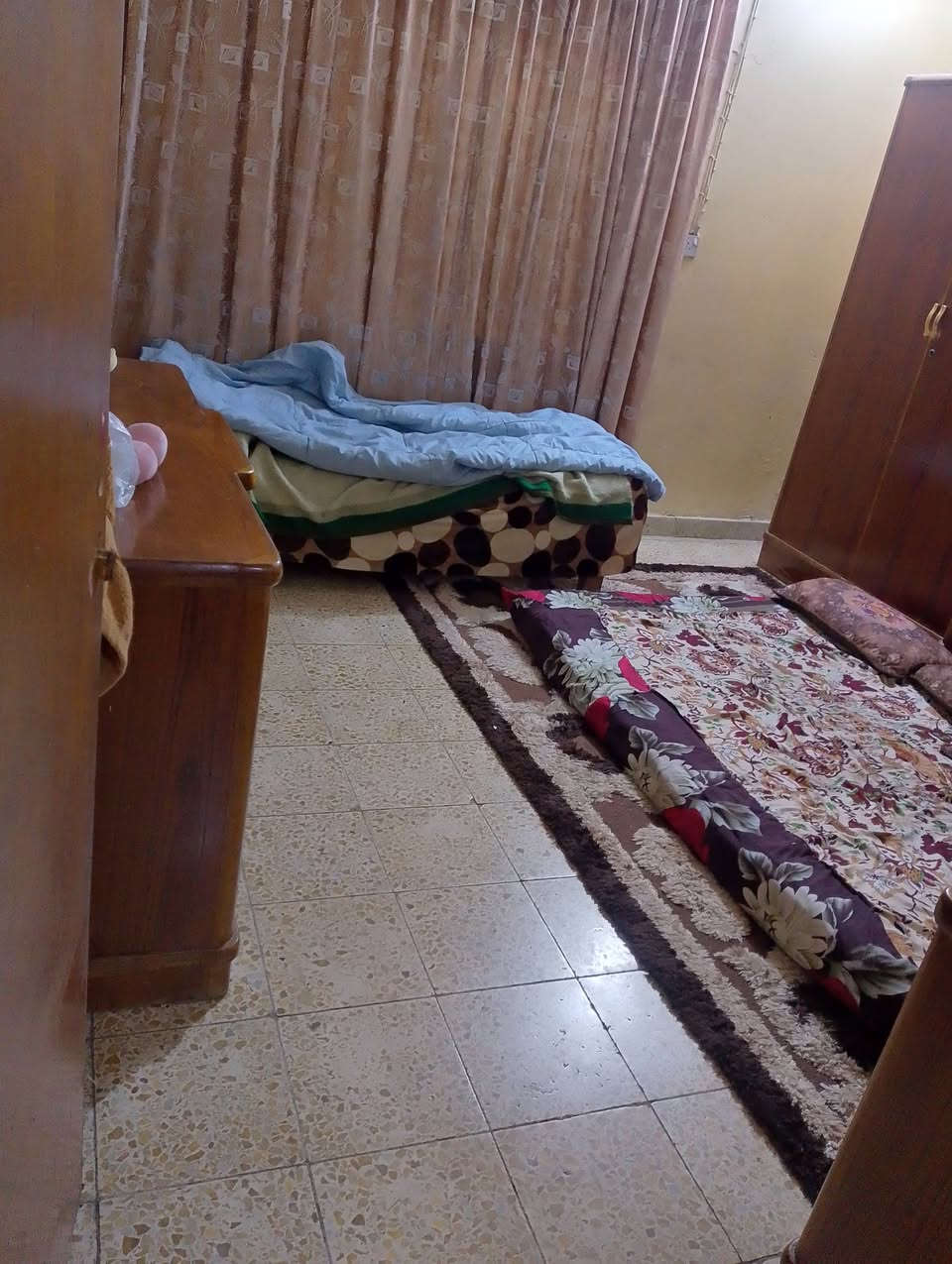 السلام عليكم دار للبيع مساحه 320 البيت طابقين طابو صرف بي خمس غرف نوم بي هول عدد 2 مطبخ حار و بارد الموقع معل السوس ***********
