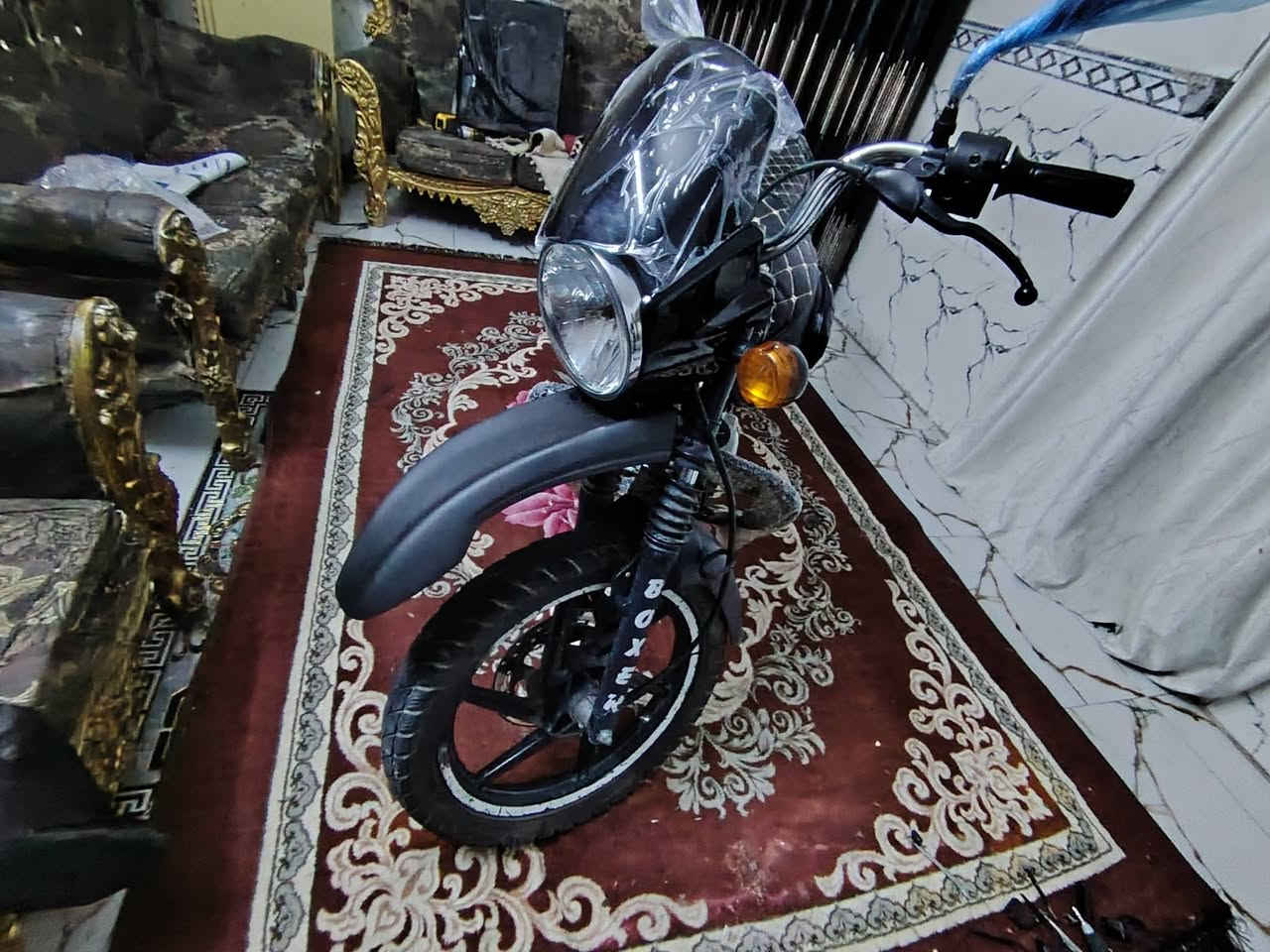 سلام عليكم  بوكسر 23 ماشيه بحدود ال50 جنت اشتغل بيها دلفري  وتركتها لون اسود مرقمه 96611 رقم مميز لوحات ما مستلمها *********** المكينه مفتوحه 2000 ابمليونين قفل
