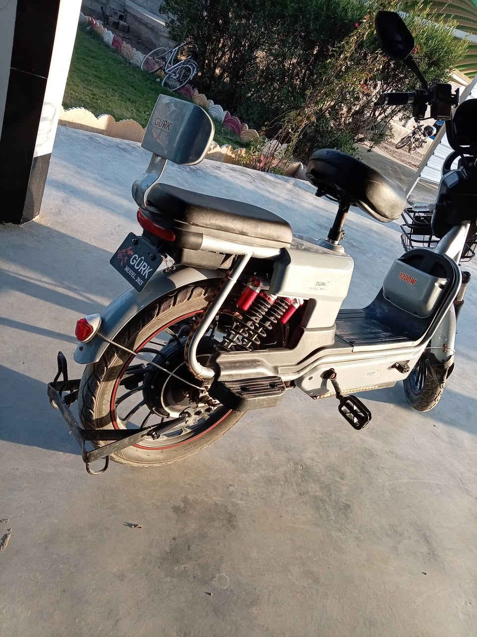 سلام عليكم   دراجه شحن 5 بطاريا لون دراجه رصاصي نضيفه شحن يومين الى 3 سعر350/ الستفسار *********** /787 028 0581
