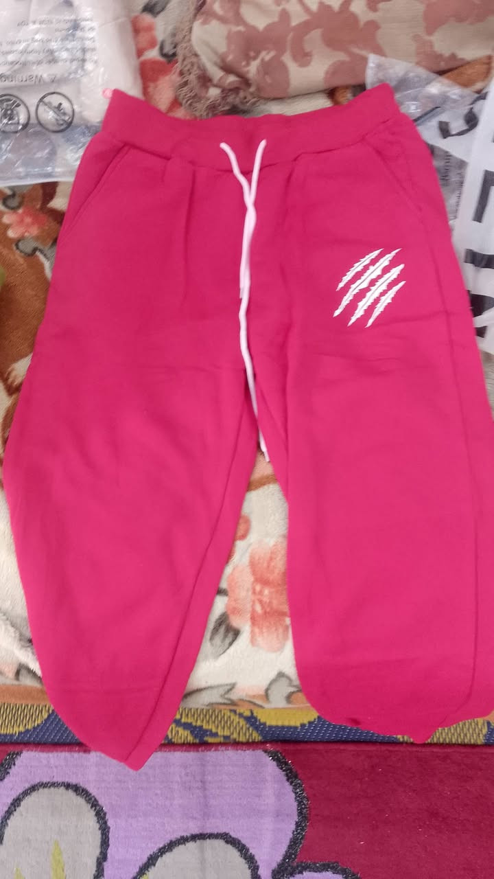 السلام عليكم بجامه رجالي نسائي تراكسود نسائي اربع قطع على 8 والبجامه على 3 ونص يبعنها 8, و10 عنواني زعفرانيه شارع معهد رقم الهاتف *********** توصيل داخل زعفرانيه الف دينار
