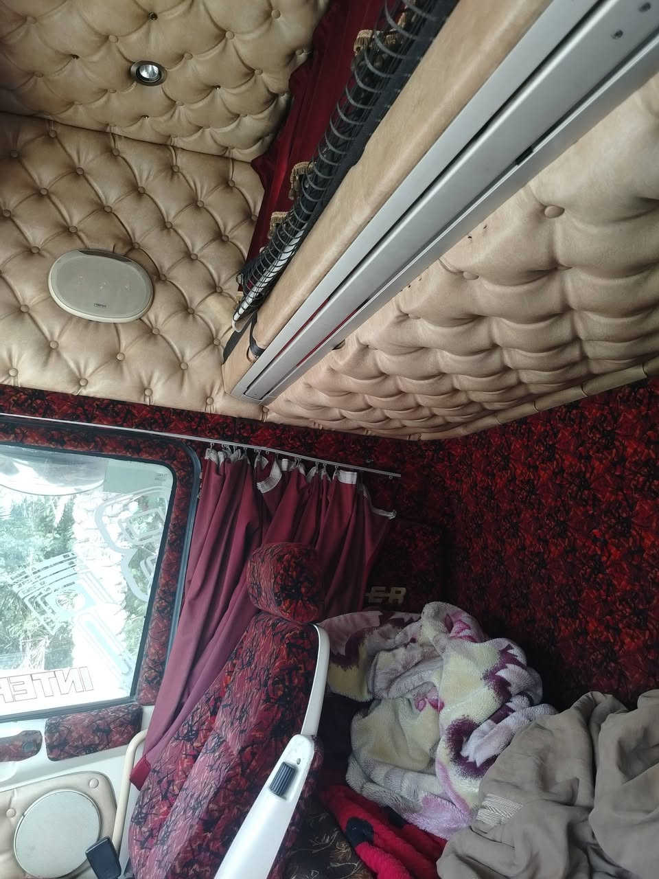 سلام عليكم سكانيه للبيع موديل 2006 سنگل امامي    فول مواصفات مكينه /8/  R500
  ثلاجه دبل جربايه كير عادي   
مربوطه وراه عربانه حداديه ثلاث محاور سياره بسمي  تحويل ثاني  يوم اتصال/ *********** / *********** مكان كربلاء \السعر ٣٧٥ بيه مجال /
