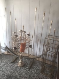 للبيع مكتب وكرسي متحرك و اثنين كراسي و شمعدان كهربائي و شمعدان كبير و ...