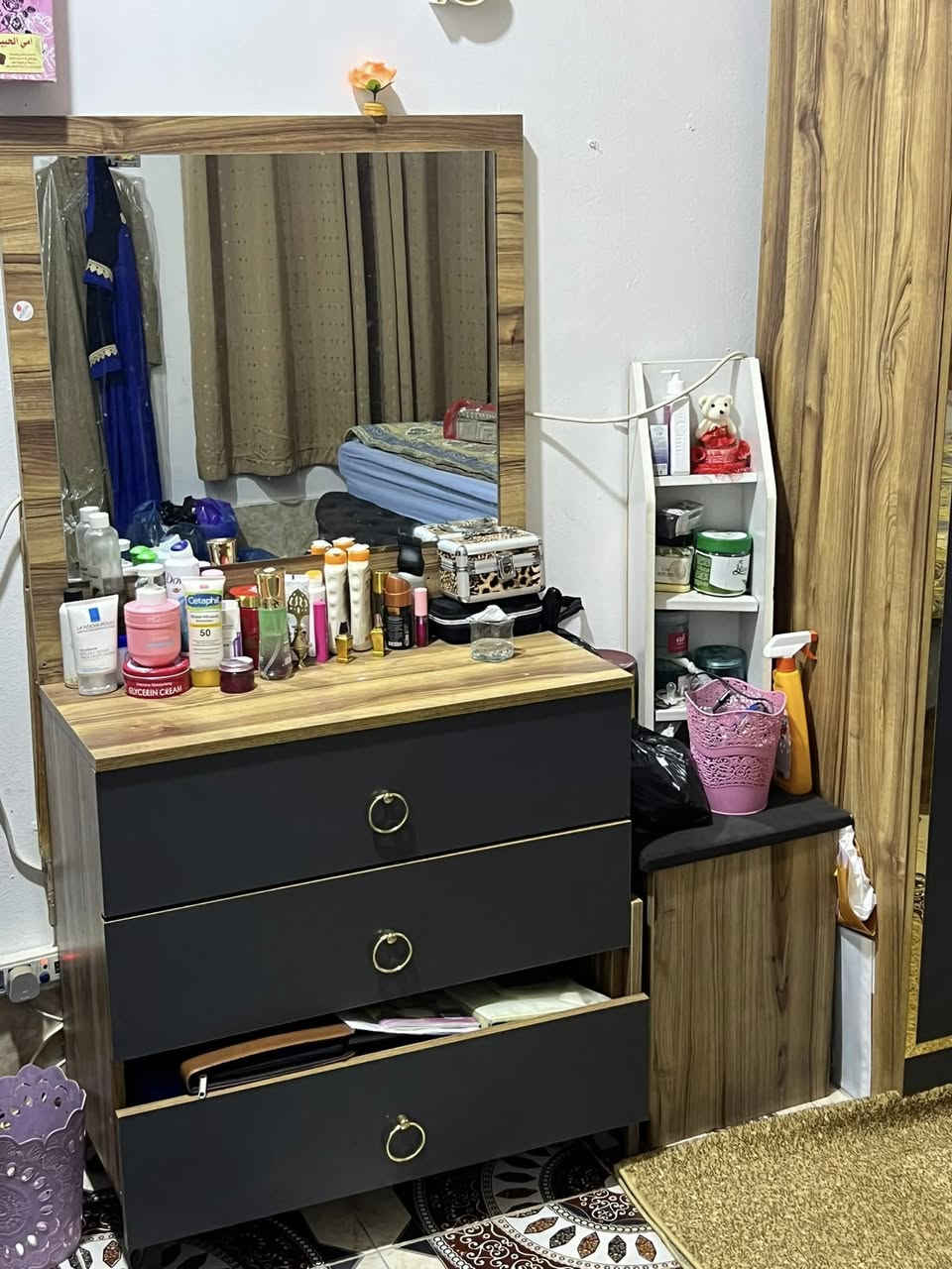 السلام عليكم أغراض بيت للبيع غرفة نوم تركي سعر الغرفة 600 وبيها مجال وديوان جديد  طولة 15 متر سعر الديوان 600 وبي مجال ميز طعام مع كراسي 4 سعر 100 وبي مجال وبلازمة 32 سعرها 125 وبيها مجال مكاني الزبير حي الخطوة للاستفسار الاتصال على الرقم ***********
