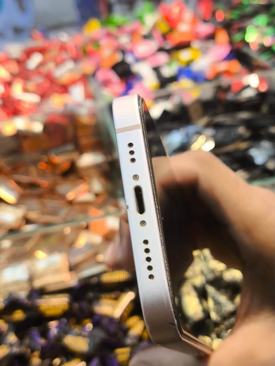 � للبيع – iPhone 13

* 🎨 اللون: وردي فاتح (Pink)
* 🔋 صحة البطارية: 70%
* ✅ البطارية مستبدلة (موجودة بسجل الخدمة).
* ✅ الجهاز نظيف جدًا ويعمل بكفاءة عالية.
* ✅ الشاشة، الكاميرات، السماعات، والـ Face ID كلها شغالة 100%.
* ✅ لا توجد أي مشاكل أو أعطال.
* 📦 الجهاز جاهز للفحص قبل الشراء.

💰 السعر: 400 ألف، وبيه مجال بسيط 
للتواصل رقم ***********  واتساب+ خاص مازنجر
