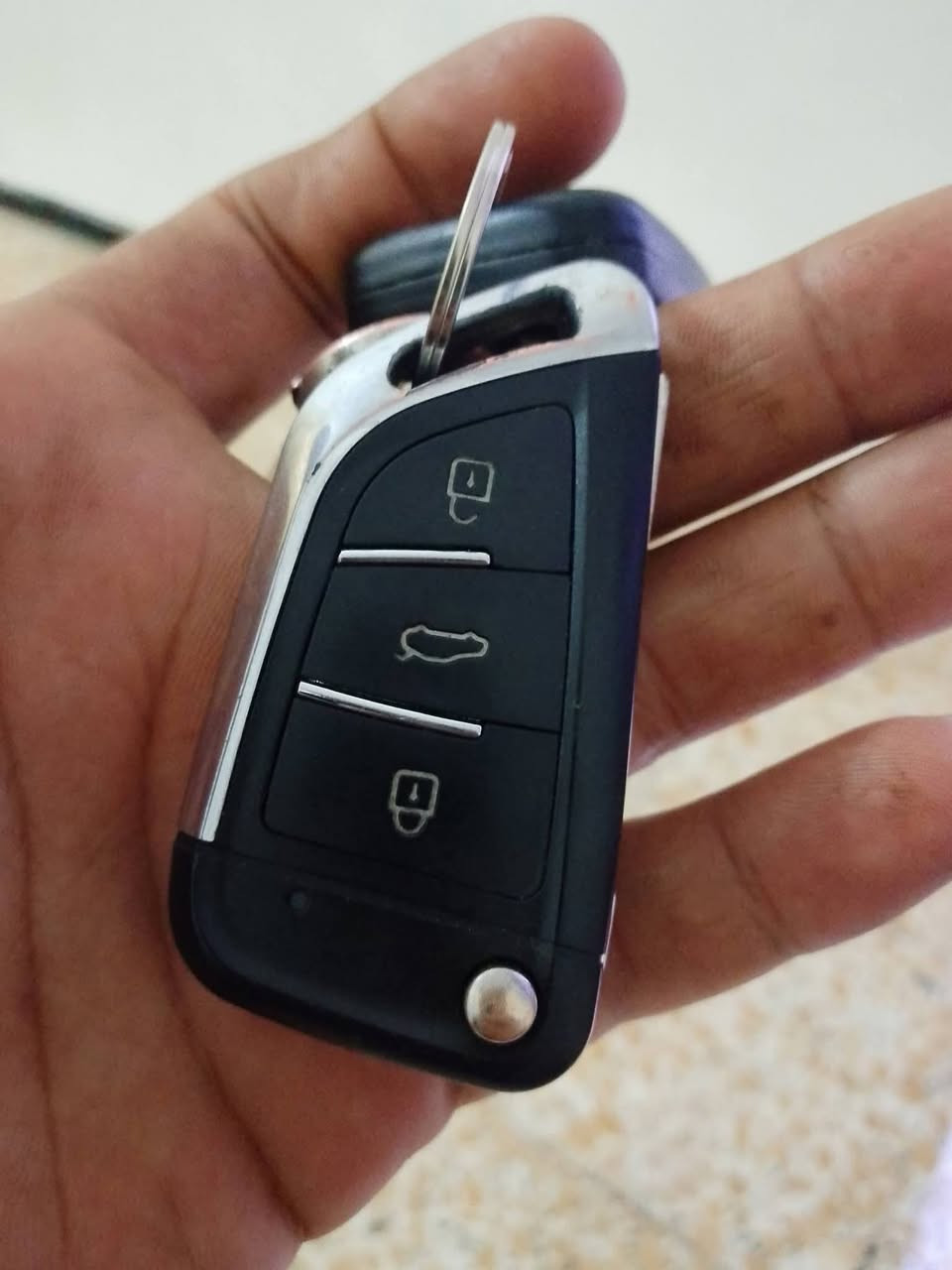 سلام عليكم
سايبة للبيع 
موديل 2015
سيارة نضيفة كير مكينة خير من الله 
شاشة + كامرة 
سنتر لك ٤ ابواب ريمونت 
تدفأة تبريد شغال 
كلهربائيات كلهة شغالة 
بيهة صبغ جاملغ امامي فقط 
وكلشي موضح بالصور 
السعر ٣٤ وبيهة مجال 
اي ستفسار خاص مفتوح
***********
