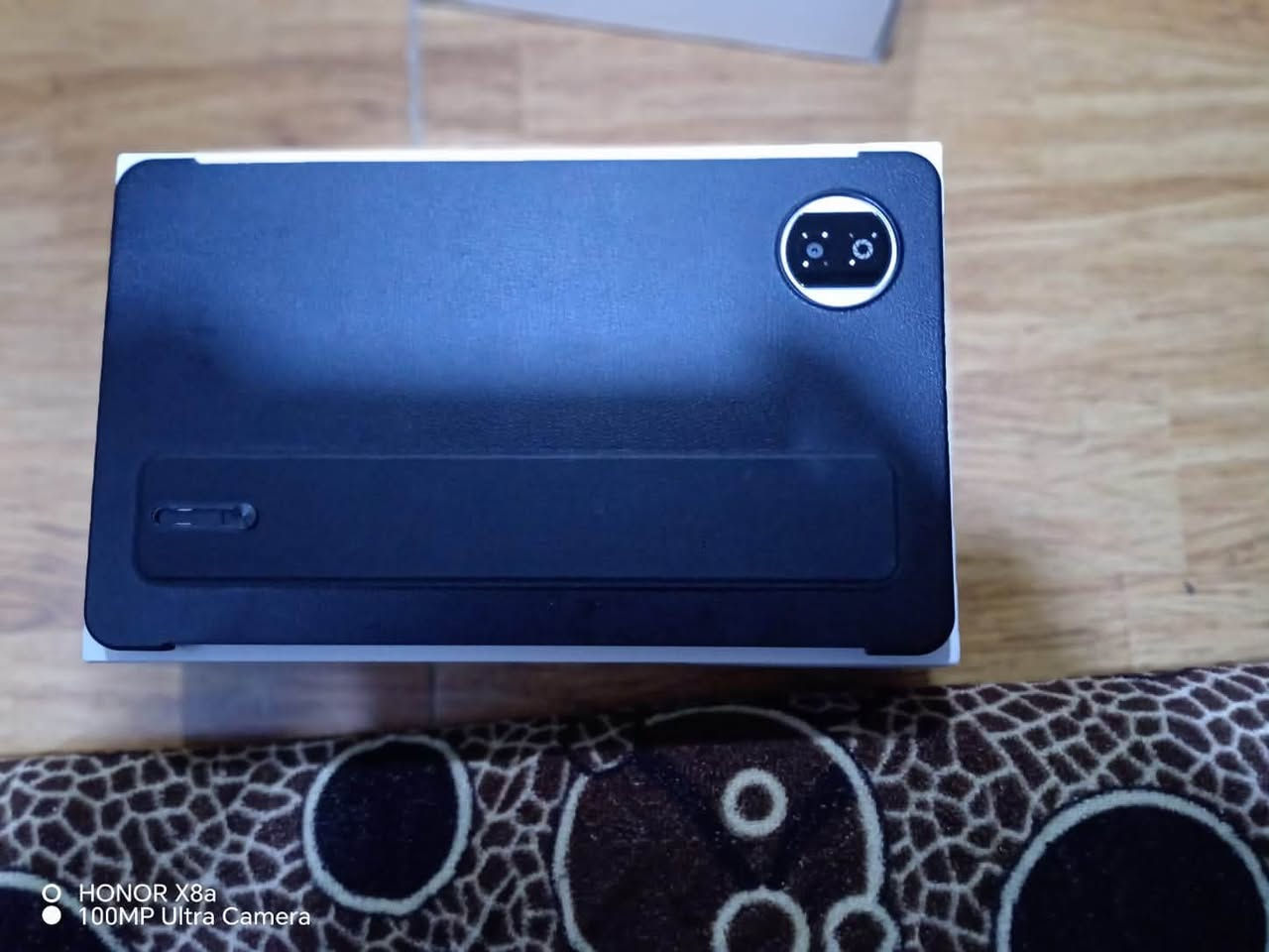 Honor Pad X7

*الشاشة والتصميم*
- *الحجم*: 8.7 إنش IPS LCD
- *الدقة*: 800x1340 بكسل، 179 بكسل/إنش
- *التردد*: 90Hz
- *السطوع*: 500 نيت عادي، يوصل 625 نيت HBM تحت الشمس
- *مميزات العين*: شهادة الضوء الأزرق المنخفض وخلو من الوميض
- *الأبعاد*: 211.8 × 124.8 × 7.99 ملم
- *الوزن*: 365 غرام
- *الخامات*: إطار وظهر ألمنيوم، الواجهة زجاج
- *اللون*: رمادي

*الأداء والنظام*
- *المعالج*: Snapdragon 680 ثماني النواة 6 نانومتر - 4×2.4GHz Kryo 265 Gold + 4×1.9GHz Kryo 265 Silver
- *معالج الرسوم*: Adreno 610
- *الرام*: 4GB
- *التخزين*: 128GB، يدعم كارت MicroSD
- *النظام*: Android 15 مع واجهة MagicOS 9

*البطارية والشحن*
- *السعة*: 7020mAh ليثيوم-إيون
- *الشحن*: 10 واط سلكي
- *ميزة إضافية*: يدعم الشحن العكسي للأجهزة الثانية

*الكاميرات*
- *الخلفية*: 8MP فتحة f/2.0، تصوير فيديو 1080p@30fps
- *الأمامية*: 5MP فتحة f/2.2، فيديو 1080p@30fps

*الصوت والاتصال*
- *السماعات*: سبيكرات ستيريو بتقنية Hi-Res
- *منفذ السماعة*: ما فيه 3.5 ملم
- *Wi-Fi*: 802.11 a/b/g/n/ac ثنائي النطاق
- *Bluetooth*: 5.0 مع A2DP و LE
- *USB*: Type-C 2.0 يدعم OTG
- *الشريحة*: ما يدعم SIM، واي فاي فقط

*مميزات ثانية*
- *الحساسات*: مقياس تسارع فقط
- *الحماية*: ما فيه بصمة، يفتح بالوجه Face Unlock
- *المتانة*: ظهر معدني، نجح بـ 42 اختبار موثوقية
- *الذكاء الاصطناعي*: يدعم Circle to Search و Google Gemini 8f57af8aebde
السعر ١٨٠وبي مجال حك الجيه


**إذا كنت صاحب هذا الإعلان وتريد حذفه لأي سبب، رجاءا أرسل رسالة إلى الدعم الفني**