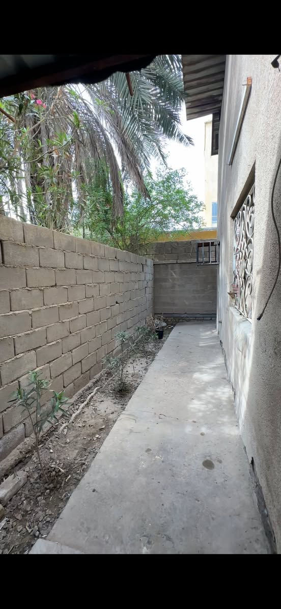 مشتمل أرضي معزول في الطويسة
يحتوي على 2 غرفة + استقبال + حديقة + 2 صحيات 
بسعر 650 الف فقط 
***********
