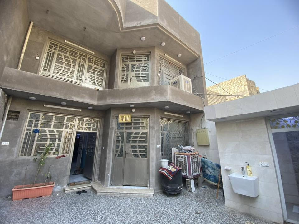 دار للبيع مساحة 150 واجهه 7.5 ونزال 20  يحتوي على استقبال ومطبخ وصالة كبيرة وغرفة نوم وصحيات ومناور ثنين الطابق الاول مرمر وسيراميك اليابق الثاني يحتوي على غرف عدد 3 وصاله وصحيات  الطابق الثالث ع مخزن يصلح غرفه  بيت جديد بدون اي رطوبة كاشي جديد مالت الكراج طابق الثاني جديد الكاشي مالته جنس العقار طابو صرف في منطقة كفاءات العبيدي فرع مدارس بغداد الجديدة مقابل ابو مقتدى المختار  السعر ع الخاص للاستفسار ***********

