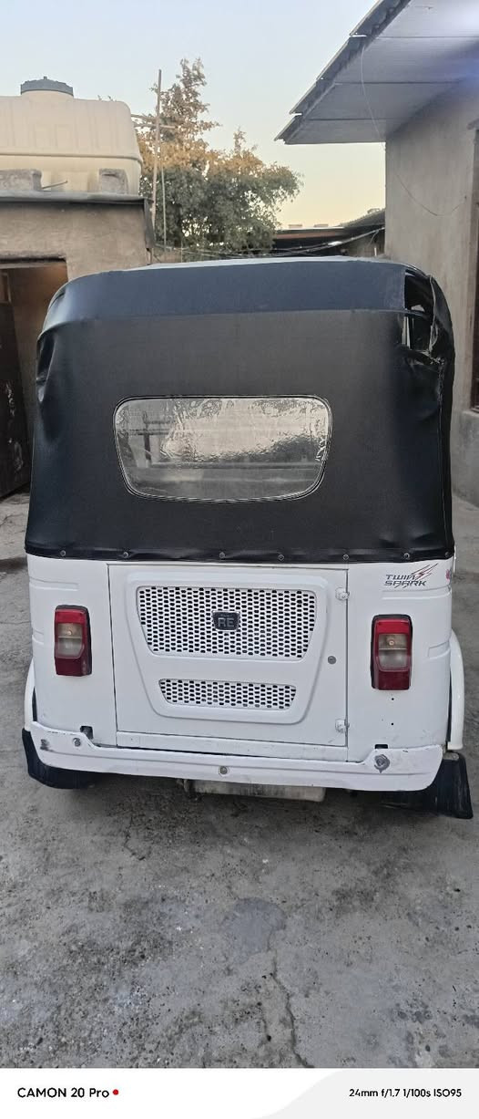 سلام عليكم تكتك موديل 22 نضيفه رقم وسنويه جاهزه كهربايات شغاله العنوان المشتل شارع المدارس بل نهايه قرب حسينية علي الشوكي السعر 8000 ملاين وبيهه مجال الستفسار ***********
