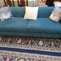 تخم ٨ مقاعد • نظيف • الجادرية