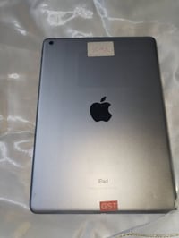 ايباد ٩ • ٣٢ جيجا • استعمال قليل