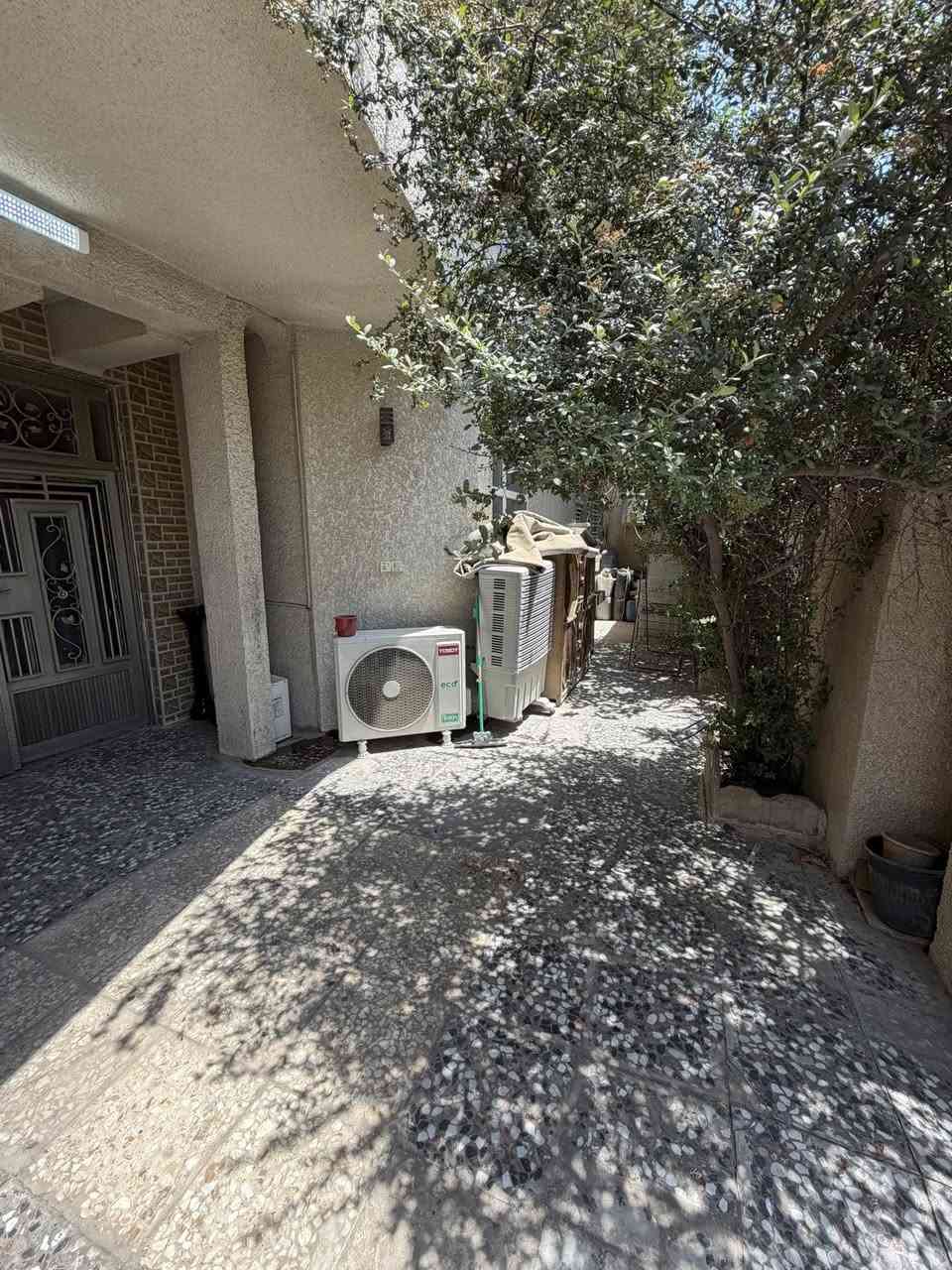 دار مساحة 160 متر طابقين ونص ركن ع شارعين سند مستقل
يباع مع الاثاث او بدون اثاث  
مكونات الدار
ط1
 غرفة  
استقبال 
مطبخ 
حولي 
صحيات 
ط2 
3 غرف نووم +حولي
ط3 غرفة 1 
عنوانه الغزالية شارع المركز شارع المدارس مربع شهد من ارقى مربعات الغزالية 
للاستفسار ***********
