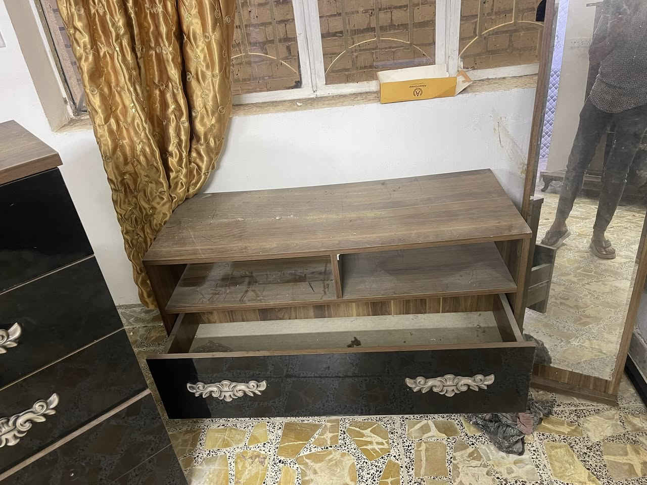 السلام عليكم من رخصة الادمن معرض بلازما تركي نظيف جدا وغرفة سلايد تركية رايدلها ترتيب للبيع العنوان بغداد الجديدة الهاتف ***********
