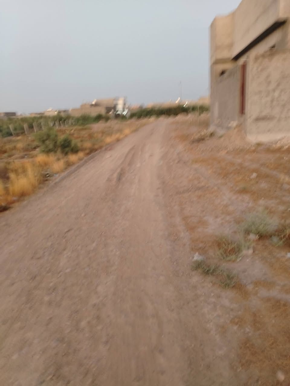 يا الله قطعه ارض للبيع مساحته ١٢٠ موقع حي الازدهار قرب المحلات قطعة كلش حلوه بسعر 19 وبيه مجال اتصل ودلال ***********
