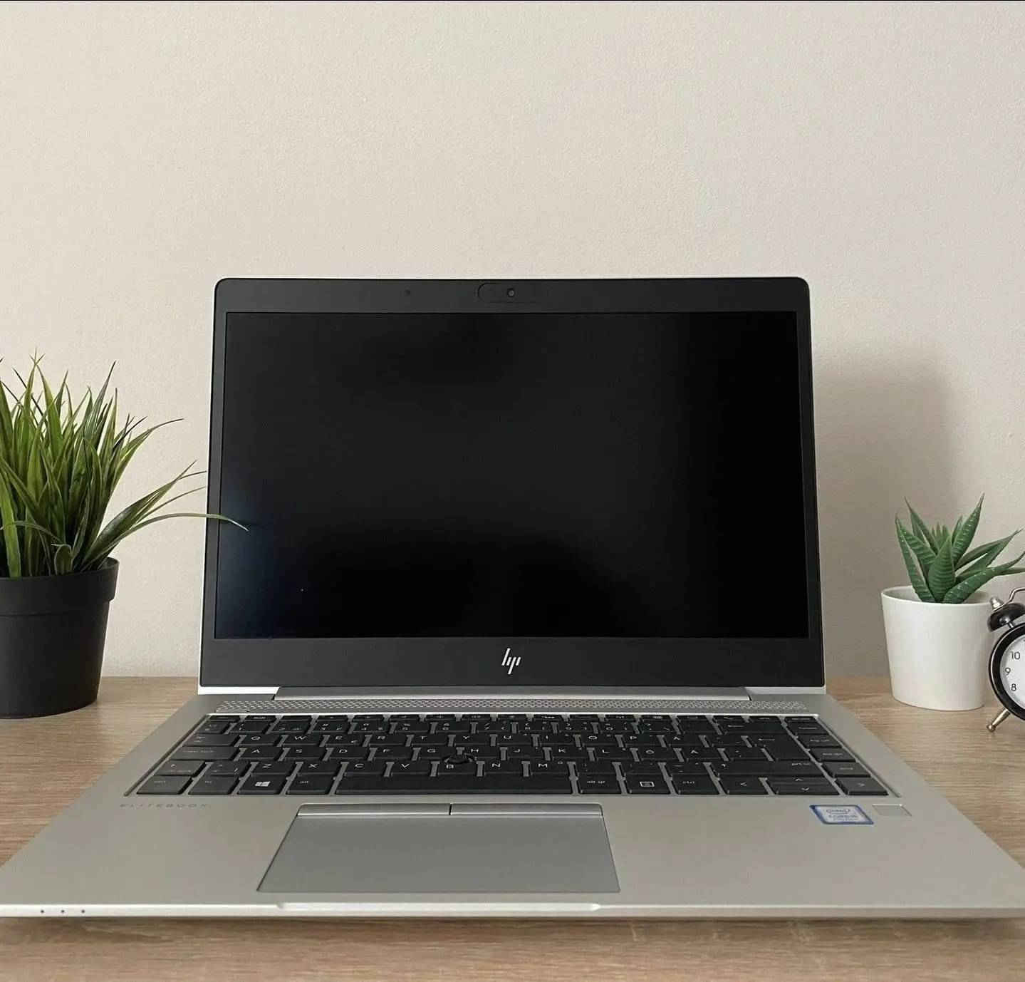 لابتوب hp Elitebook الشكل الحديث هيكل المنيوم الجيل الثامن للبيع 
الحاسبه سوبر سلم وهيكل معدني انيق جدا 
الجيل الثامن
المعالج core i5 الجيل الثامن
رام 8 كيكا DDR4
هارد 256 كيكا SSD
كرت الشاشه Intel Uhd 630 حجم 4 كيكا
الشاشه حجم 14 انج ضد التوهج 
باتري ليثيوم 6 خلايا  شحن سريع 65 واط والباطرية ممتازة
كامره دقة hd
 منفذ تايب سي و رام  وhdmi وباقي المنافذ   الحاسبه كلش نضيفه وحلوه
السعر 325 الف


**إذا كنت صاحب هذا الإعلان وتريد حذفه لأي سبب، رجاءا أرسل رسالة إلى الدعم الفني**