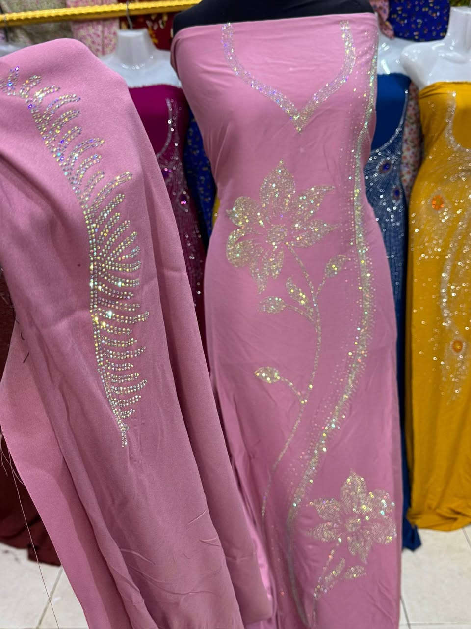 نقشات الجديده نقش كامل 🌺

شذر الاصلي منقوش للكاع مع الردن  
قماش كشمير كابوي مطاط الاصلي 
القطعه مترين ونص 

سعر القطعه 15.000 
متوفر جمله ومفرد 
توصيل جميع محافضات العراق 5.000


**إذا كنت صاحب هذا الإعلان وتريد حذفه لأي سبب، رجاءا أرسل رسالة إلى الدعم الفني**