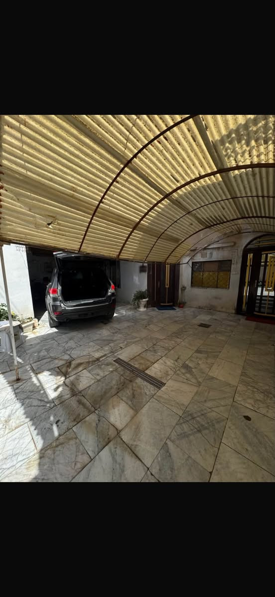 البيت مساحته ٢٠٠ متر بحي الأطباء يبعد فرعين عن الشارع العام بفرع مأكولات بيروت يسار يمين الحي معروف وراقي 
يحتوي على غرفتين نوم + سويت + ممر فاصل ومنور بين الغرفتين مطبخ
و استقبال
ابعاد الغرفتين خمسه بخمسه عرض وطول
الاستقبال 6 ب 4
المطبخ 4 ب 7
مساحة الطاره 6 ب 10
مع صحيات خارجيه 2 تحتوي على حمامات ثنين 
فقط الصاله معزوله بدون سقف مع وجود الدرج يعني فقط السقف تحتاج
مطبخ واستقبال عكاده فقط السقف حياطين  وطابوك جمهوري وباقي البيت كله طابوق جمهوري 
البيت مرتب وجيد جداً يصلح للسكن 
(((ملاحضة )))
اني صاحب العقار شخصياً وبأسمي والبيت مكفول من  سحب واعادة تسجيل وشرط الفحص علماً ان سعر القطعة 210 مليون 
والبيت كامل سعره 225 ابيعه بسبب ضروف!! *********** بي واتساب
***********
