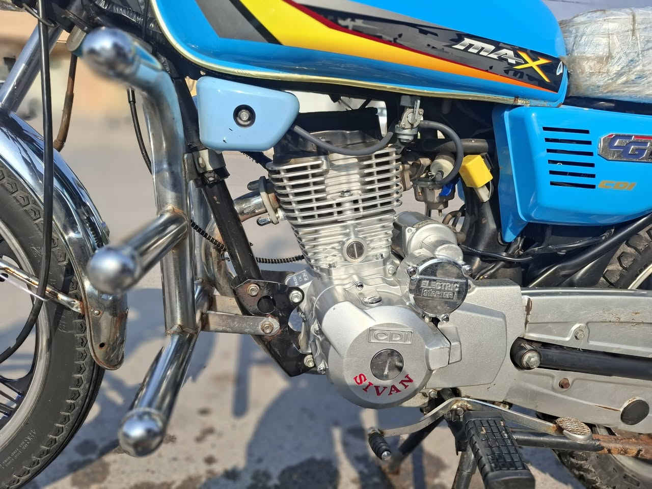 سلام عليكم سيفون للبيع فقط مكينة برغي ما ملعوب بيهة دراجة نضيفة موديل 23 اوراقهة موجودة السعر  640 وبيهة مجال الرقم ***********
