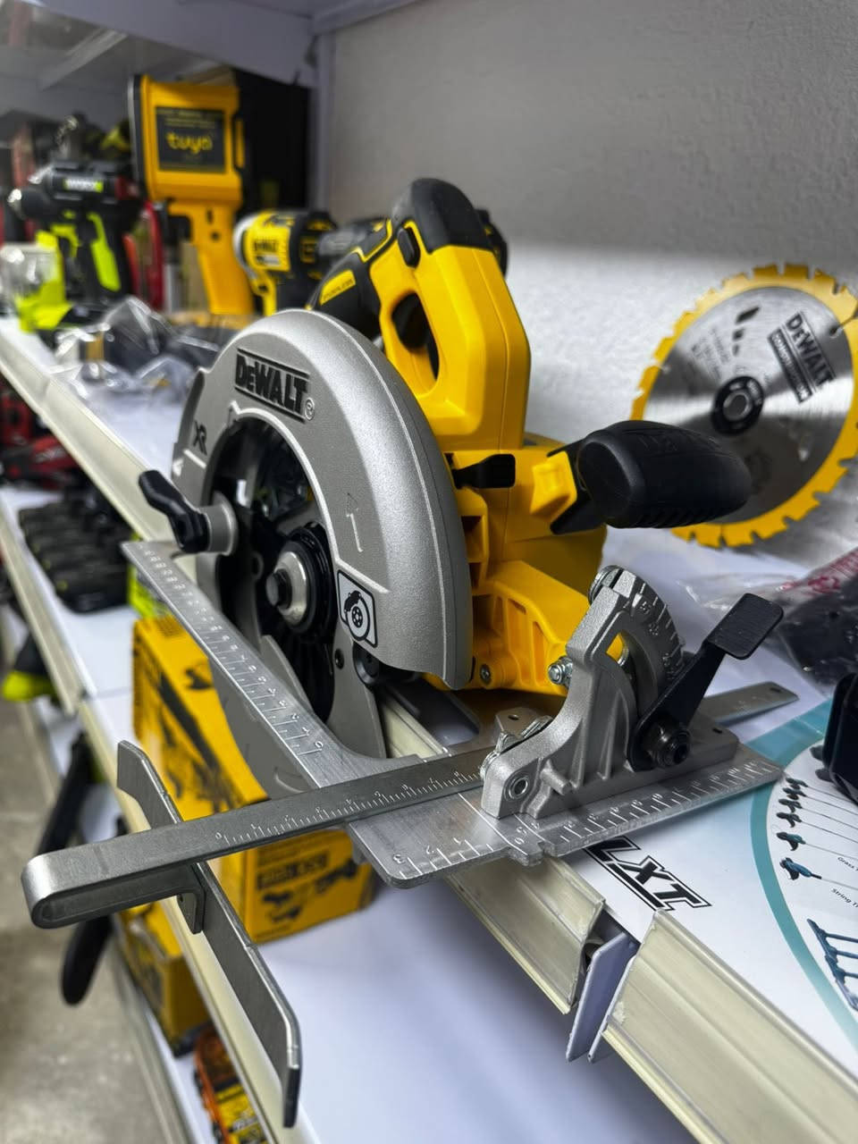 سلام عليكم 
متوفر منشار قرصي من شركه ديوالت بيه مواصفات بريك و كلش قوي برشليس جديد مامستخدم مامخلي بطاريه عليه 
توصيل موجود لكل عراق 
*********** واتساب
