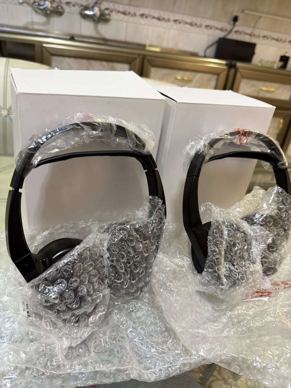 عندي تخم دوشمه مال لاندكروز كامل
وعندي أرضيات لاندكروز اصليه غير مستعملة 
وعندي هوك 
وعندي مطفأيات 
***********
بغداد المنصور
