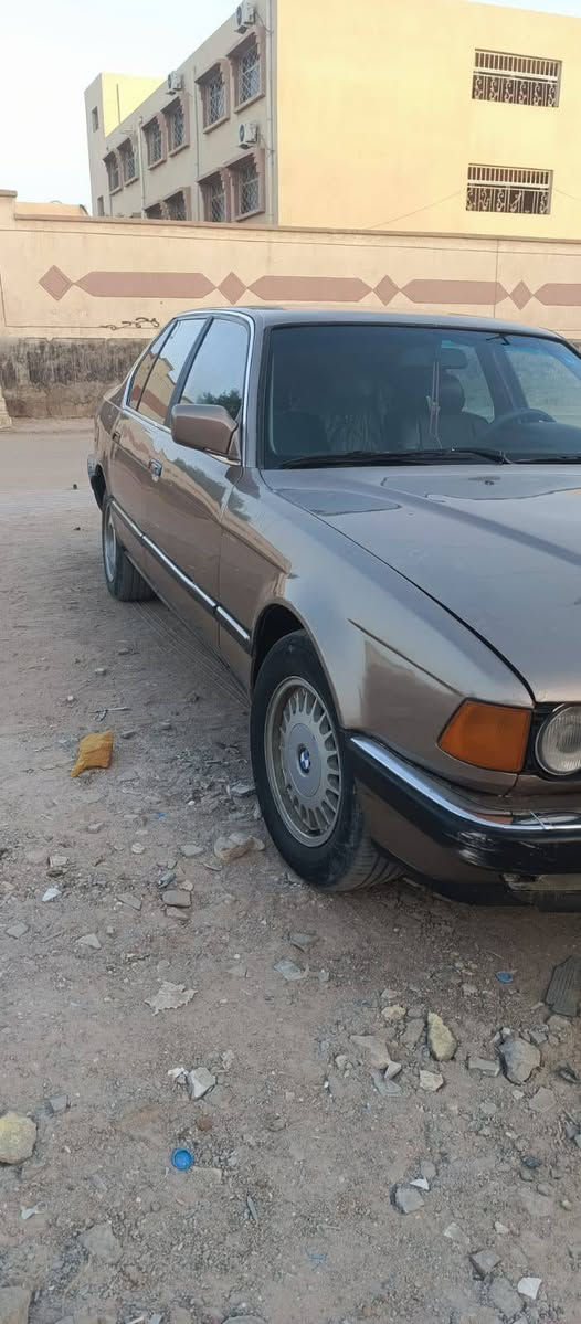 سلام عليكم سيارة للبيع نضيفة كلش نوع بيم دبليو المحرك جديد مابي قطرات صوت المكان البصرة الموفقية هاء رقمي للمزيد من التفاصيل ***********
